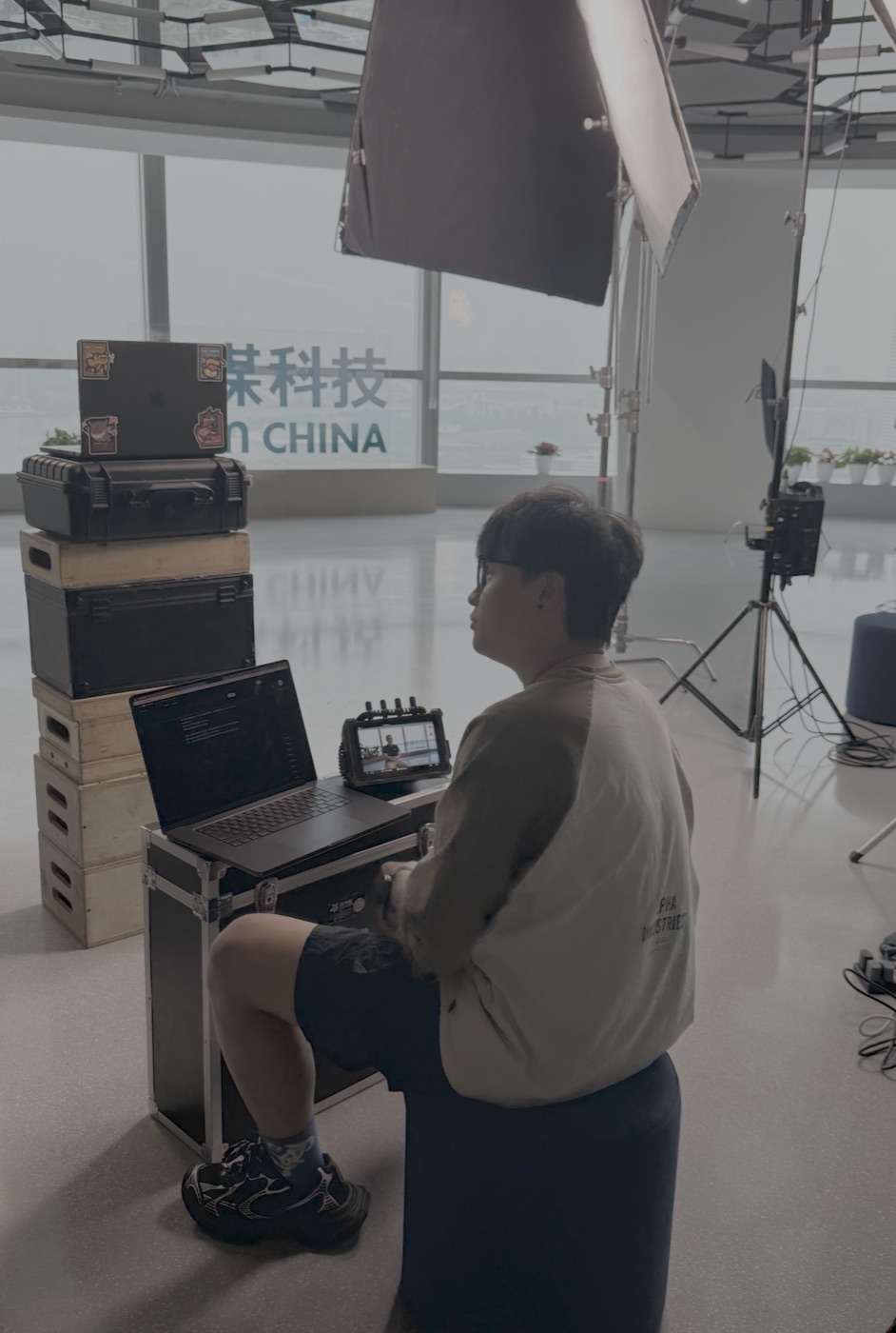 拍摄现场：摄影机、灯光与出镜者